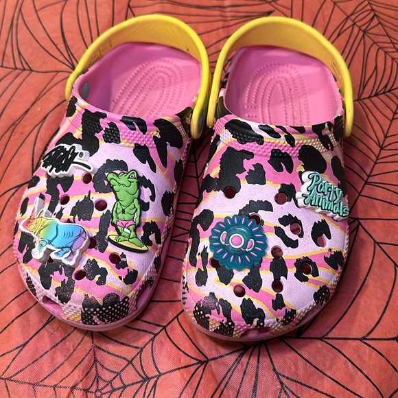 Crocs Pink Leopard Print Rubber Sandals Jibbits - Picture 1 of 5